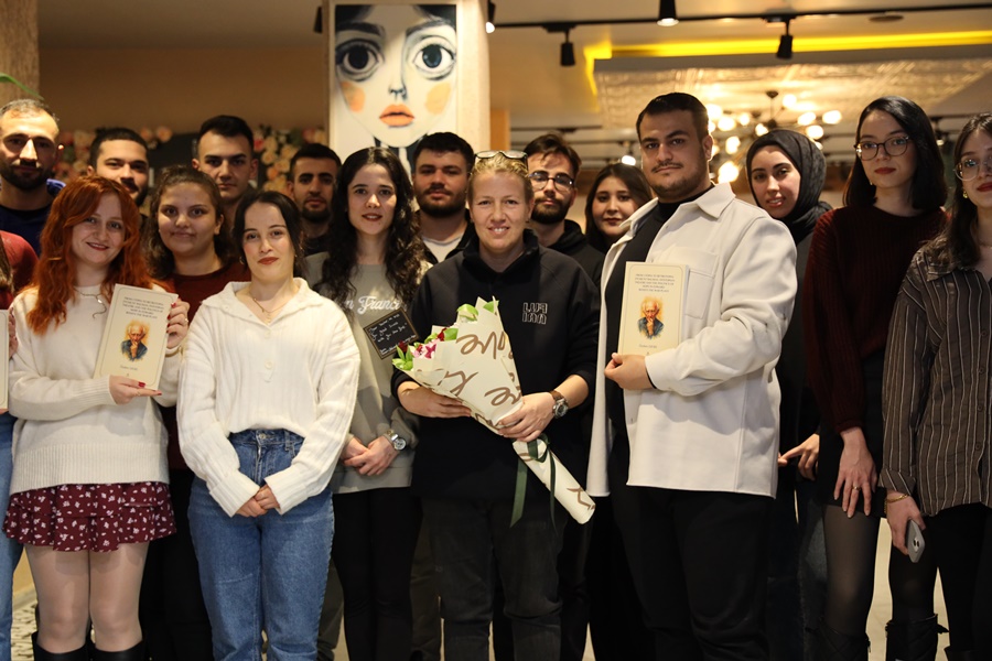 DR. ÖZDEN DERE’Yİ ÖĞRENCİLERİ YALNIZ BIRAKMADI